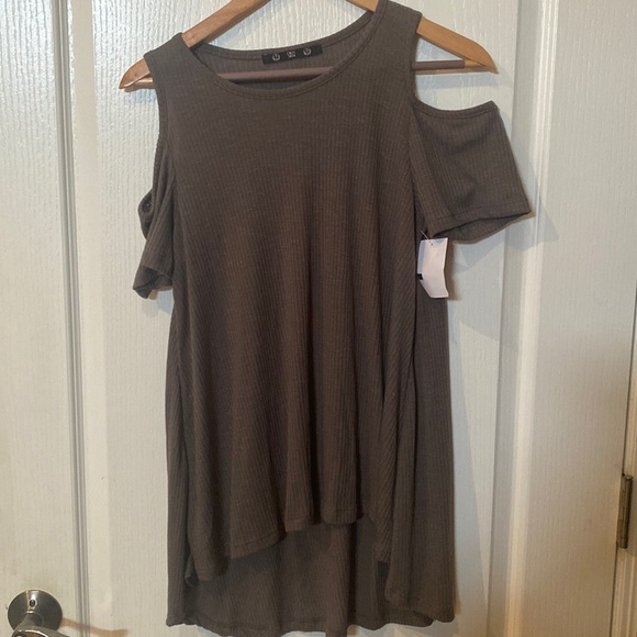 Coin 1804 Sz M Cold shoulder short sleeve hi low top - Picture 1 of 5